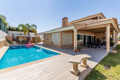 Moradia com 4 quartos, garagem e piscina | Albufeira