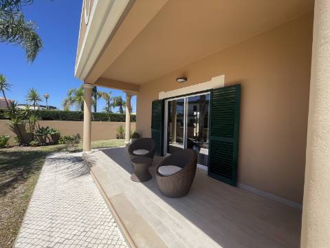 Moradia com 4 quartos, garagem e piscina | Albufeira