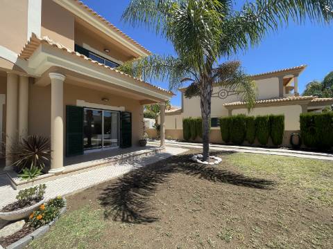 Moradia com 4 quartos, garagem e piscina | Albufeira