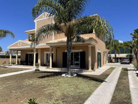 Moradia com 4 quartos, garagem e piscina | Albufeira