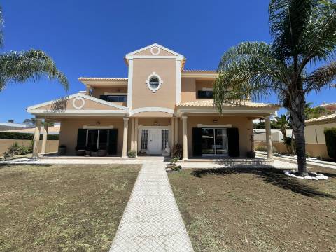 Moradia com 4 quartos, garagem e piscina | Albufeira