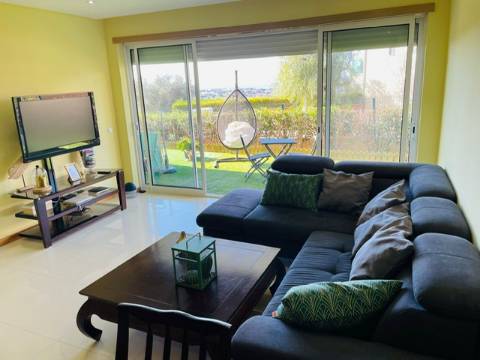 Moradia T2 em Banda com piscina, garagem e vista mar