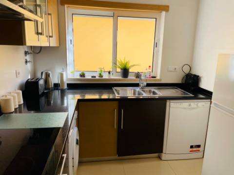 Moradia T2 em Banda com piscina, garagem e vista mar