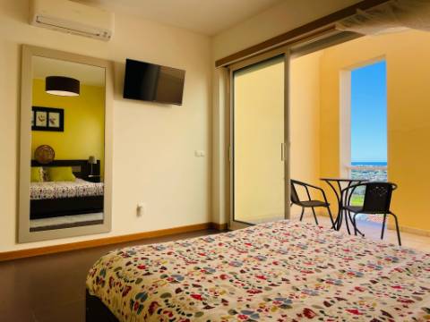 Moradia T2 em Banda com piscina, garagem e vista mar