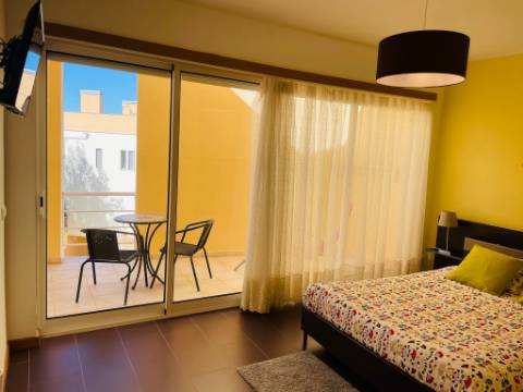 Moradia T2 em Banda com piscina, garagem e vista mar