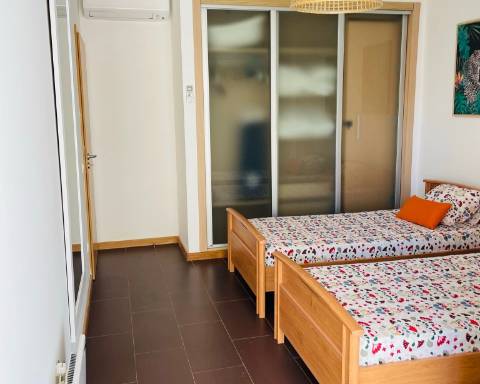 Moradia T2 em Banda com piscina, garagem e vista mar