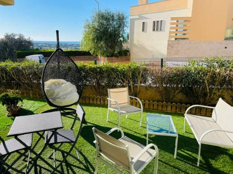 Moradia T2 em Banda com piscina, garagem e vista mar