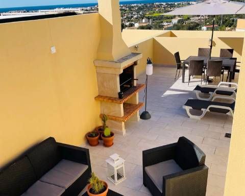 Moradia T2 em Banda com piscina, garagem e vista mar