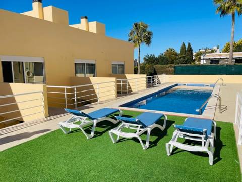Moradia T2 em Banda com piscina, garagem e vista mar