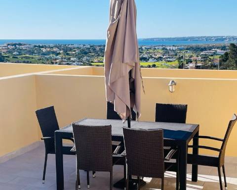 Moradia T2 em Banda com piscina, garagem e vista mar