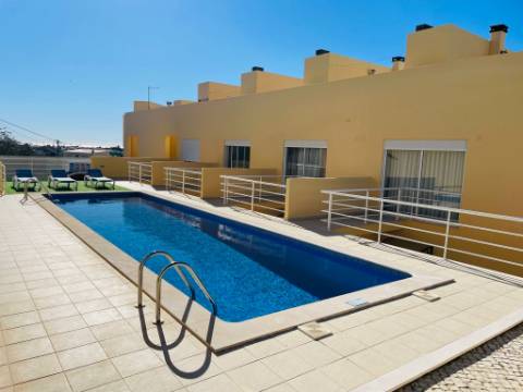 Moradia T2 em Banda com piscina, garagem e vista mar