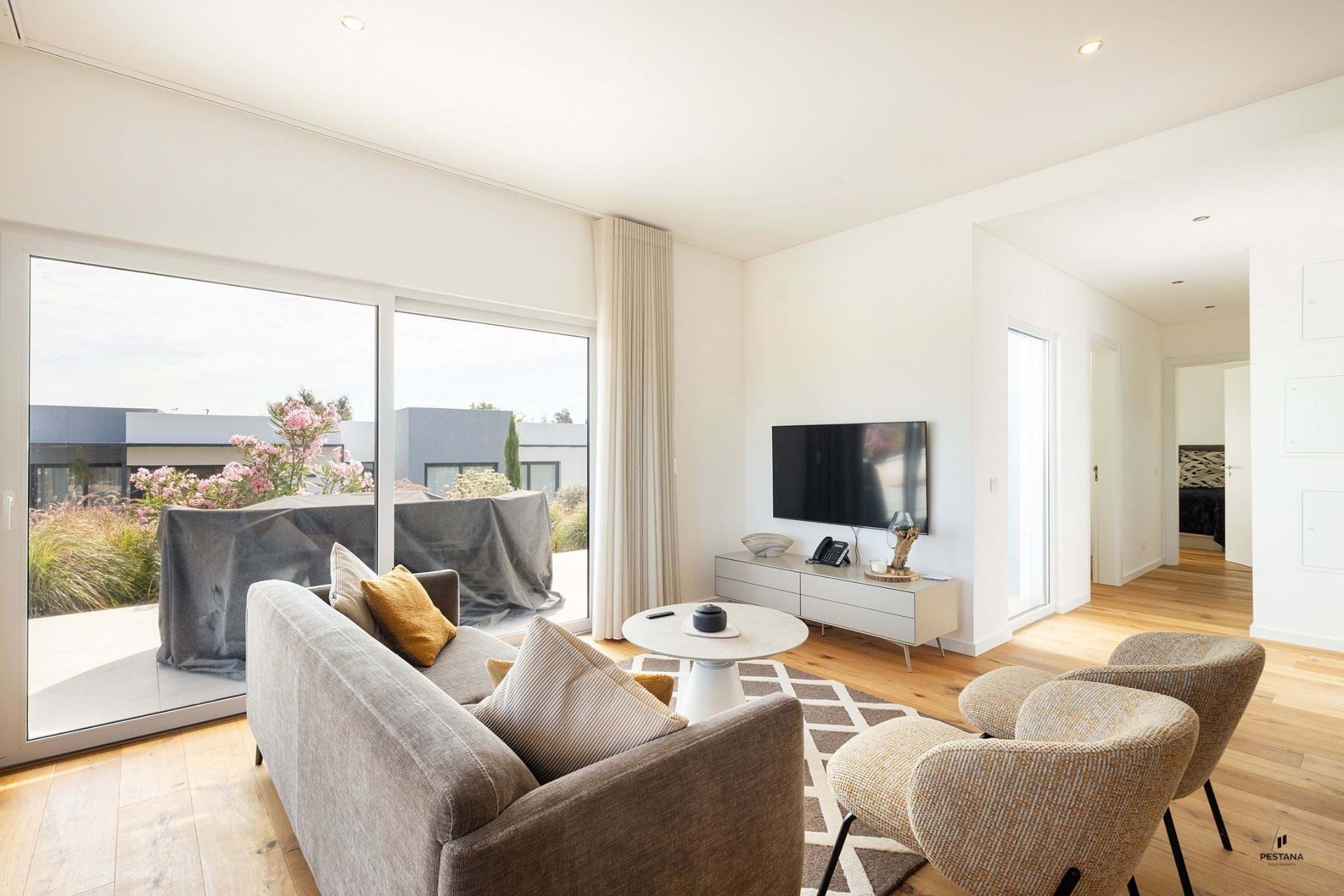 Moradia contemporânea com piscina privada e vistas deslumbrantes sobre Monchique
