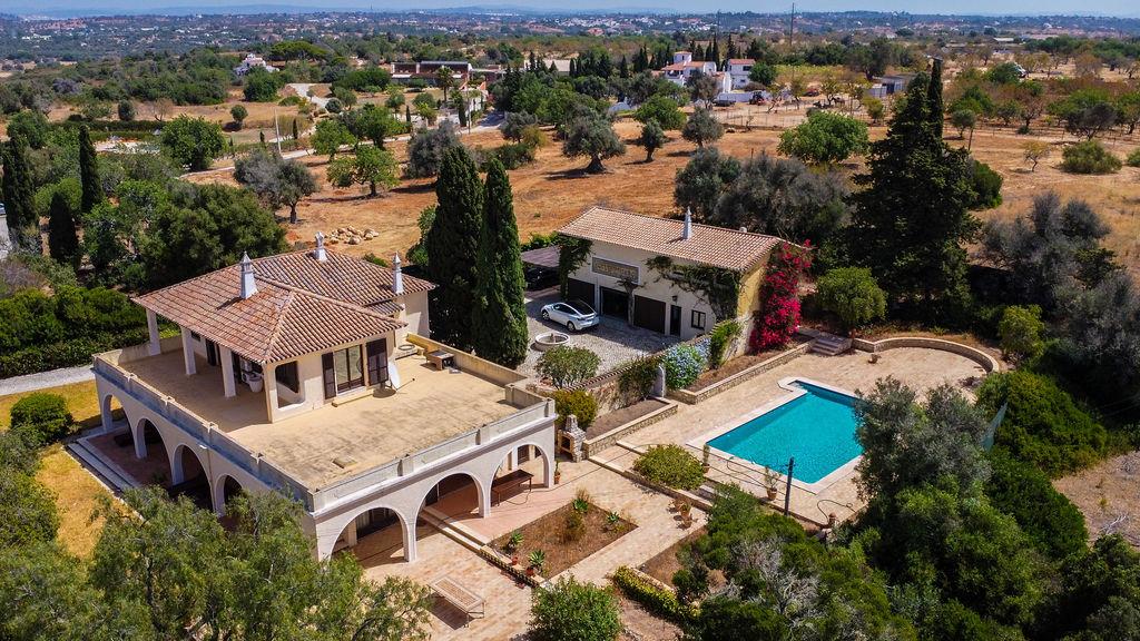 Quinta Exclusiva em Albufeira | T6 + T3 | Piscina, Sauna e Vista Mar