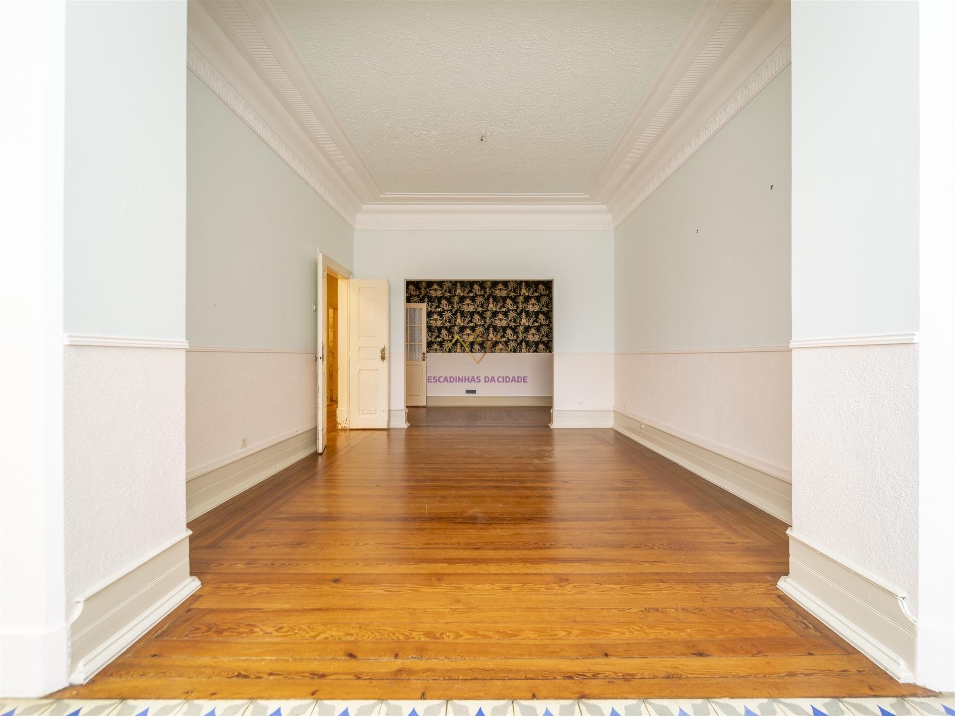 Campo Pequeno - Apartamento único para Arrendamento