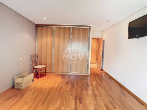 Apartamento T3 com terraço e jardim privativo