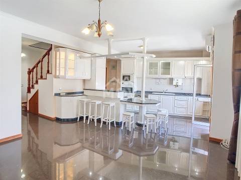 Apartamento T3+2 Duplex e com vistas mar