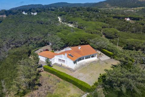 Propriedade Única na Azóia (Colares) . Uma Jóia à beira-mar