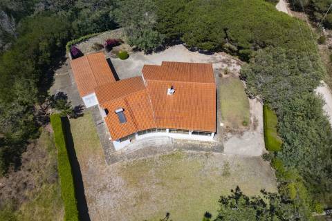 Propriedade Única na Azóia (Colares) . Uma Jóia à beira-mar