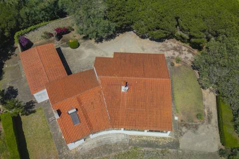 Propriedade Única na Azóia (Colares) . Uma Jóia à beira-mar