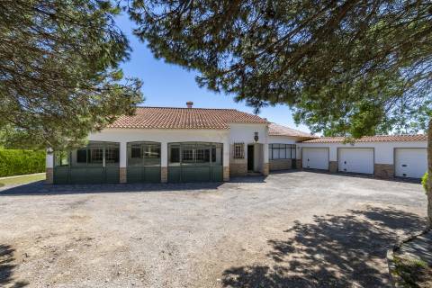 Propriedade Única na Azóia (Colares) . Uma Jóia à beira-mar