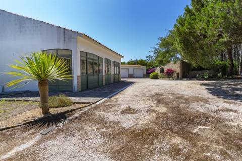 Propriedade Única na Azóia (Colares) . Uma Jóia à beira-mar