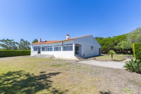 Propriedade Única na Azóia (Colares) . Uma Jóia à beira-mar