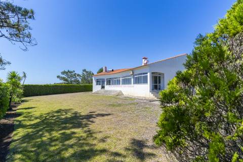 Propriedade Única na Azóia (Colares) . Uma Jóia à beira-mar