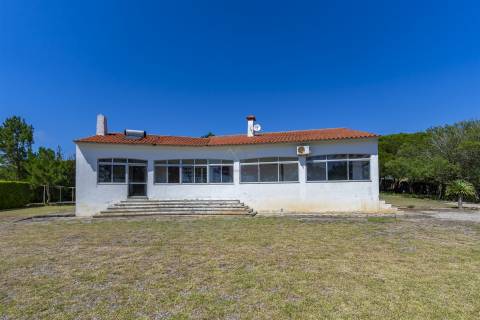 Propriedade Única na Azóia (Colares) . Uma Jóia à beira-mar