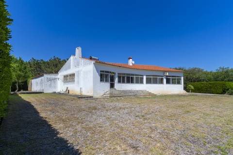 Propriedade Única na Azóia (Colares) . Uma Jóia à beira-mar