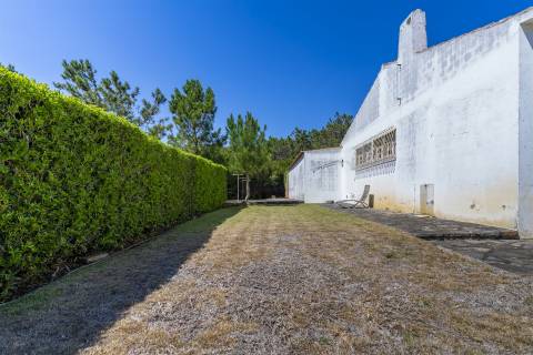 Propriedade Única na Azóia (Colares) . Uma Jóia à beira-mar