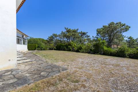 Propriedade Única na Azóia (Colares) . Uma Jóia à beira-mar