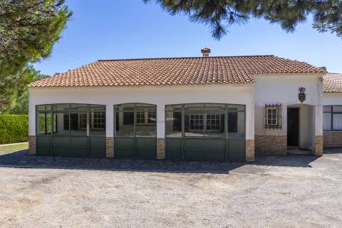 Propriedade Única na Azóia (Colares) . Uma Jóia à beira-mar