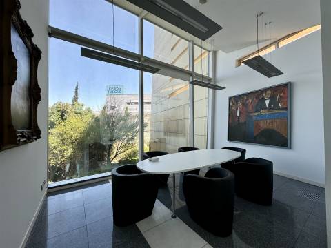 Edifício de escritórios com estacionamento, junto ao Oeiras Parque, em Oeiras