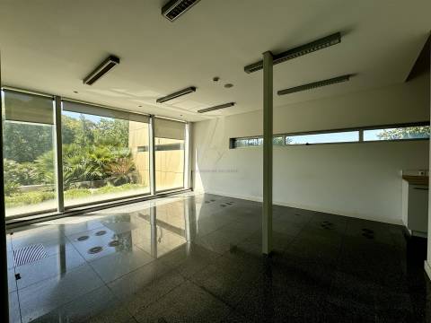 Edifício de escritórios com estacionamento, junto ao Oeiras Parque, em Oeiras