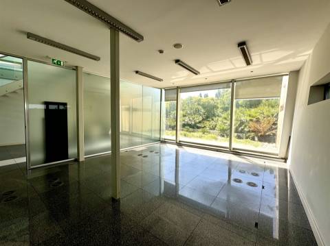 Edifício de escritórios com estacionamento, junto ao Oeiras Parque, em Oeiras