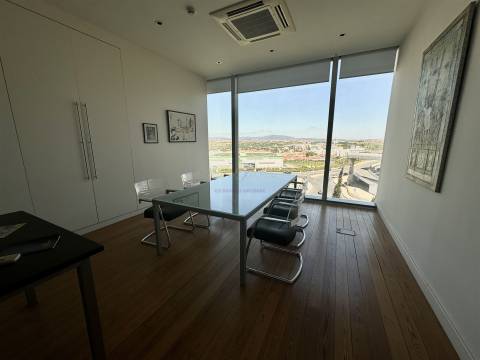 Edifício de escritórios com estacionamento, junto ao Oeiras Parque, em Oeiras