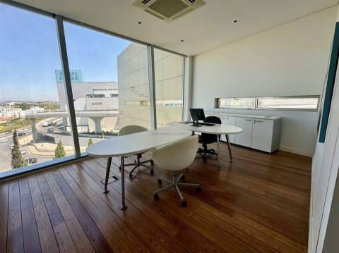 Edifício de escritórios com estacionamento, junto ao Oeiras Parque, em Oeiras