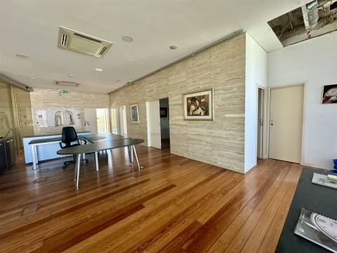 Edifício de escritórios com estacionamento, junto ao Oeiras Parque, em Oeiras