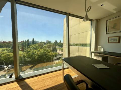 Edifício de escritórios com estacionamento, junto ao Oeiras Parque, em Oeiras