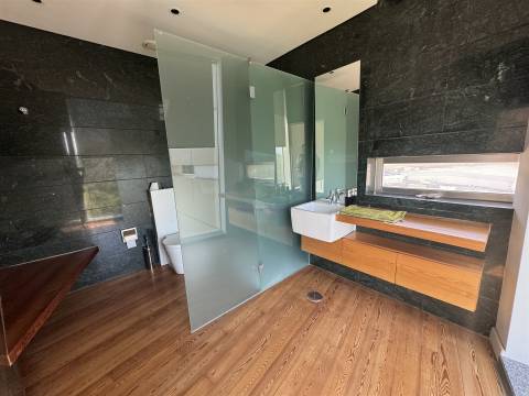 Edifício de escritórios com estacionamento, junto ao Oeiras Parque, em Oeiras