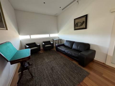 Edifício de escritórios com estacionamento, junto ao Oeiras Parque, em Oeiras