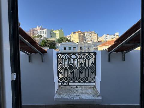 Apartamento T2 remodelado, vista rio, Santa Apolónia