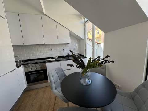 Apartamento T2 remodelado, vista rio, Santa Apolónia