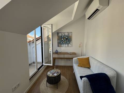 Apartamento T2 remodelado, vista rio, Santa Apolónia