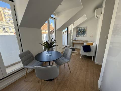 Apartamento T2 remodelado, vista rio, Santa Apolónia