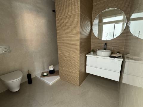 Apartamento T2 remodelado, vista rio, Santa Apolónia