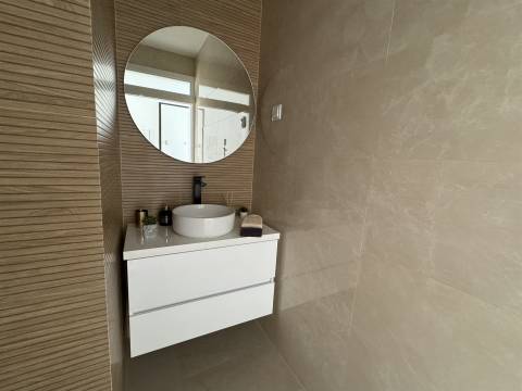 Apartamento T2 remodelado, vista rio, Santa Apolónia