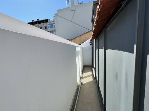 Apartamento T2 remodelado, vista rio, Santa Apolónia