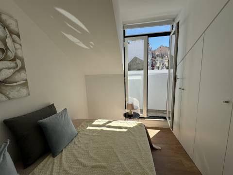 Apartamento T2 remodelado, vista rio, Santa Apolónia