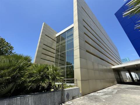 Edifício de escritórios com estacionamento, em Oeiras